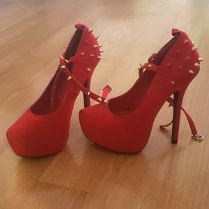 size 7 pump heals with (sharp) spiked sides